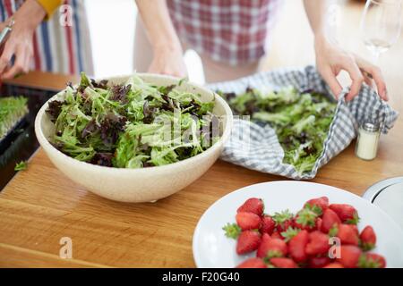 La préparation de repas en cuisine femmes Banque D'Images