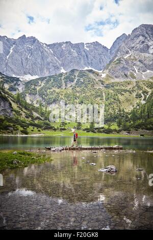 Jeune garçon explorer le lac, Ehrwald, Tyrol, Autriche Banque D'Images