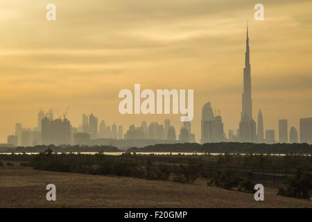 Vue sur le Burj Khalifa et la ville à l'aube, Dubaï Banque D'Images