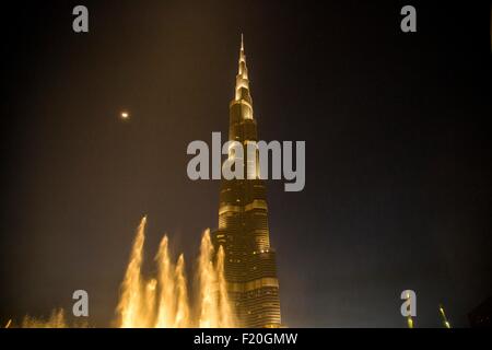 Low angle view of Dubaï Burj Khalifa et fontaines de nuit, Dubaï Banque D'Images