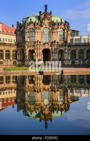 Allemagne, Saxe, Dresde, le palais Zwinger, Glockenspiel Pavilion reflète dans la piscine. Banque D'Images