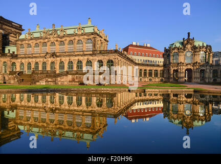 Allemagne, Saxe, Dresde, le palais Zwinger, Glockenspiel Pavilion reflète dans la piscine. Banque D'Images