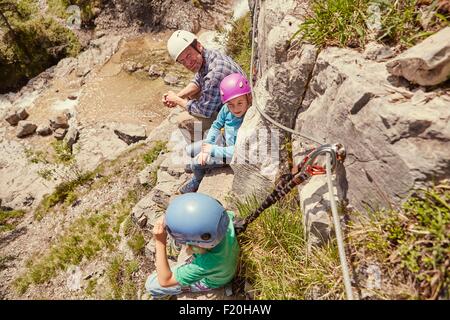 Le père et les enfants bénéficiant d'avis sur les roches, Ehrwald, Tyrol, Autriche Banque D'Images