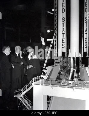 Spécialiste des fusées Wernher von Braun montre le président américain Dwight Eisenhower (centre) un modèle de la fusée Saturn V en tant qu'administrateur de la NASA T. Keith Glennan ressemble au cours de la dédicace de la Marshall Space Flight Center 8 septembre 1960, à Huntsville, Alabama. Banque D'Images