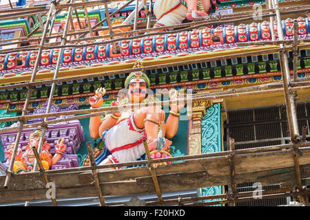 Dieu hindou de couleur vive derrière les échafaudages sur Thillai Natarajah façade du temple, Chidambaram, Tamil Nadu, Inde du sud Banque D'Images