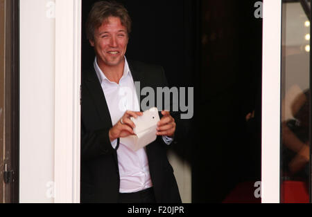 Venise, Italie. 9 Septembre, 2015. Venise, Italie. 09Th Nov, 2015. Le comédien Dominique Leborne prendre une photo avec cellularphone pendant le photocall pour le film Tempete au cours de la 72e Festival annuel International du Film de Venise le 09 septembre, 2015 à Venise © Andrea Spinelli/Alamy Live News Crédit : Andrea Spinelli/Alamy Live News Banque D'Images