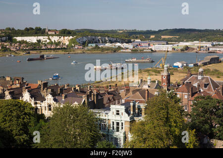 Vue sur rivière Medway de Rochester, Château de Rochester, dans le Kent, Angleterre, Royaume-Uni, Europe Banque D'Images