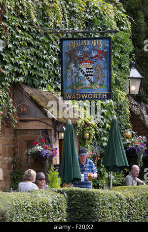 Les îles Falkland Arms pub, Chadlington, près de Banbury, Cotswolds, Oxfordshire, Angleterre, Royaume-Uni, Europe Banque D'Images