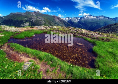 Magnifique vue sur petit lac près de Totensee lac sur le haut de Grimselpass. Alpes, Suisse, Europe. Banque D'Images