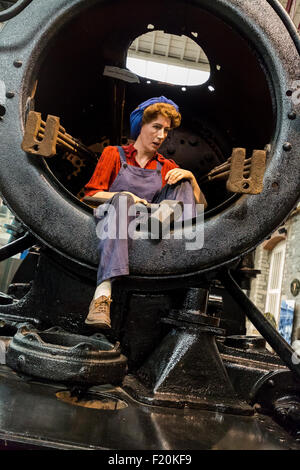Le musée du chemin de fer Great Western travaille le mannequin femelle assis dans un vêtement de bain. Swindon Angleterre. Banque D'Images