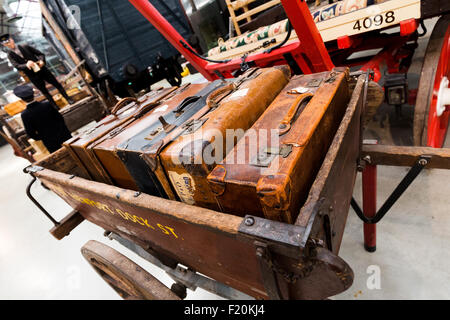 Great Western Railway Museum, Swindon en Angleterre. Affichage des bagages et chariots porteurs à une station UK Banque D'Images