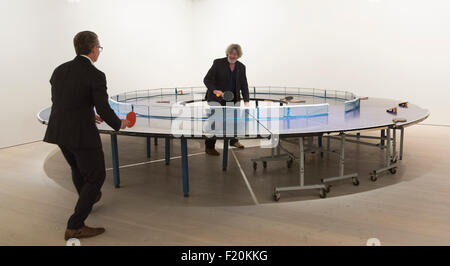 Londres, Royaume-Uni. 9 septembre 2015. Ping Pong Go-Round, 2013, l'installation par Lee Wen de Singapour. Appuyez sur aperçu de la Foire de l'Art début qui renvoie à la Saatchi Gallery, du 10 au 13 septembre 2015. Commencer fournit une plate-forme pour les artistes émergents et de nouvelles scènes d'art du monde entier et a lieu dans les trois étages de la galerie Saatchi. Photo : Alamy/ukartpics Live News Banque D'Images