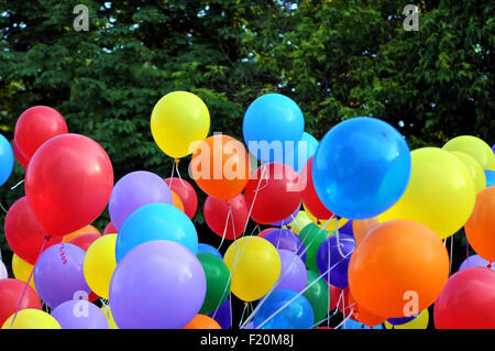 Ballons multicolores dans la ville festival Banque D'Images