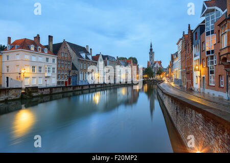 Jan van Eyck Square sur les eaux de Spiegelrei, Bruges Banque D'Images