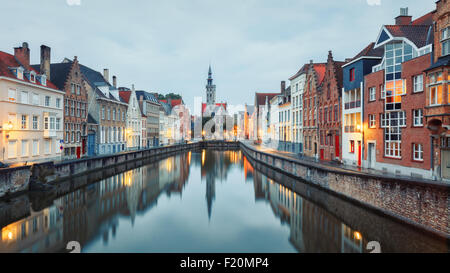 Jan van Eyck Square sur les eaux de Spiegelrei, Bruges Banque D'Images