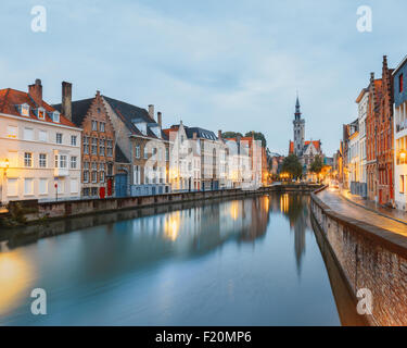 Jan van Eyck Square sur les eaux de Spiegelrei, Bruges Banque D'Images