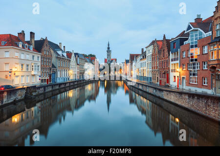 Jan van Eyck Square sur les eaux de Spiegelrei, Bruges Banque D'Images