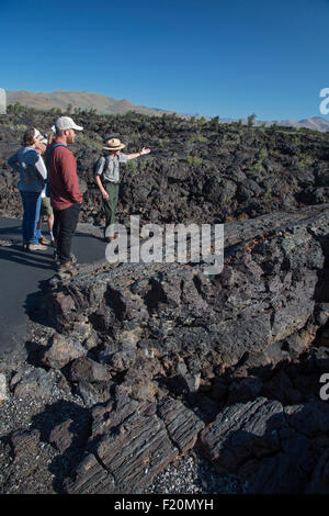 Arco, Idaho - Un gardien de parc conduit les visiteurs pour une visite à pied de la grotte de cratères de la Lune classé Monument National. Banque D'Images