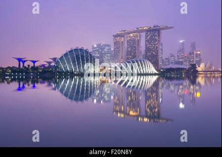 Marina Bay, Singapour, jardin par la baie, Marina Bay Sands Hotel, le Musée des Arts et des Sciences de l'horizon de la bande du quartier financier Banque D'Images