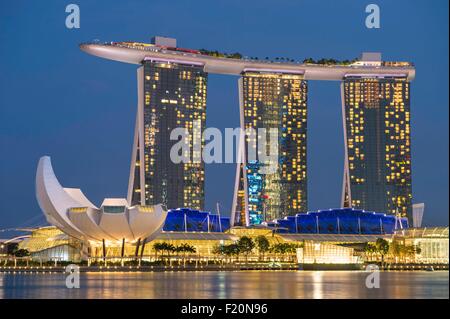 Marina Bay, Singapour, Marina Bay Sands, hôtel de luxe ouvert en 2010 et le Musée des Arts et des sciences construit comme une forme de fleur de lotus par l'architecte Moshe Safdie Banque D'Images