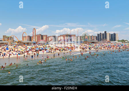 Les gens s'amuser à Coney Island, Brooklyn, New York. Banque D'Images