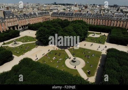 France, Paris, Place des Vosges, l'ancien palais royal de Paris, rebaptisée Place des Vosges en 1800, a été conçu par Louis Metezeau c'est la plus ancienne place de Paris (vue aérienne) Banque D'Images