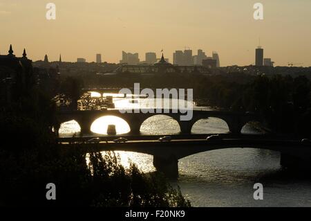 France, Paris, les ponts de la Seine au coucher du soleil, dans l'arrière-plan, le Grand Palais et, au loin, le quarier de la Défense nationale (vue aérienne) Banque D'Images