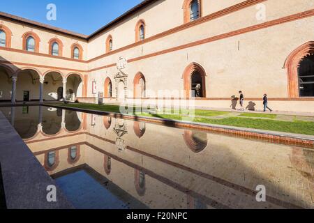 L'Italie, Lombardie, Milan, le Castello Sforzesco, l'étang du château construit au xve siècle par le duc de Milan Francesco Sforza Banque D'Images