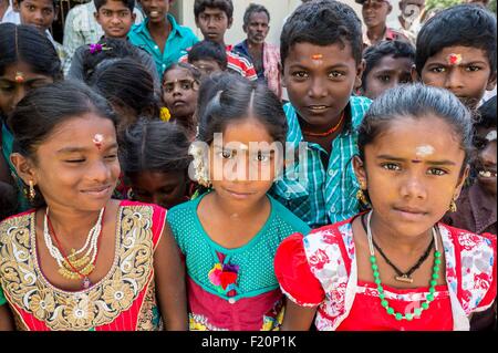 L'Inde, l'Etat du Tamil Nadu, Karuppkkal, les enfants dans leurs nouveaux vêtements pour Pongal fête de la récolte Banque D'Images