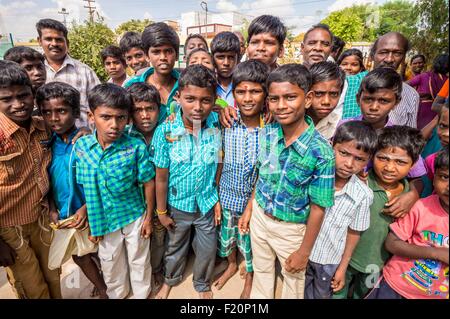 L'Inde, l'Etat du Tamil Nadu, Karuppkkal, les enfants dans leurs nouveaux vêtements pour Pongal fête de la récolte Banque D'Images