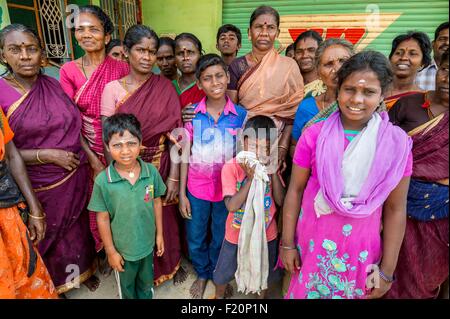 L'Inde, l'Etat du Tamil Nadu, Karuppkkal, les agriculteurs dans leurs nouveaux vêtements pour Pongal fête de la récolte Banque D'Images