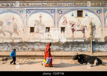 L'Inde, Rajasthan, région de Shekhawati, Nawalgarh, peinture sur le mur d'un haveli, maison d'un riche marchand construit au 18ème siècle Banque D'Images