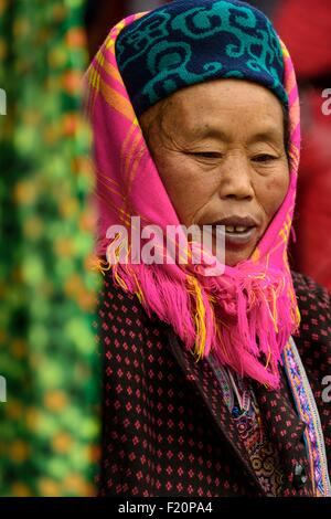 Vietnam, peuvent cau, marché hebdomadaire pour les populations tribales, groupe ethnique des Hmongs fleurs Banque D'Images