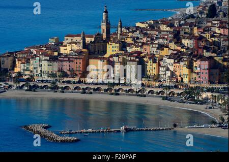 France, Alpes Maritimes, Menton, la vieille ville dominée par la Basilique St Michel Banque D'Images