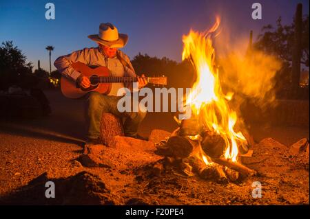 United States, Arizona, Tucson, White Stallion Ranch, Bill Ganz donnant un concert Banque D'Images