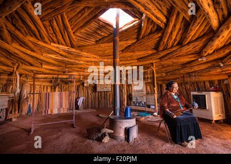 United States, Arizona, Navajo Nation, Monument Valley Tribal Park, hogan navajo traditionnel (maison) Banque D'Images
