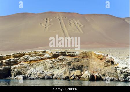 Pérou, province de Pisco, Iles Ballestas, excursion en bateau à travers la réserve nationale de Paracas Paracas, les candélabres (El Candelabro) est un géoglyphe gravé sur le flanc Banque D'Images