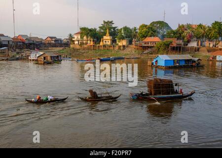 Le Cambodge, de Kompong Kleang, maisons sur pilotis village le long du lac Tonle Sap, des bateaux de pêche de retour Banque D'Images