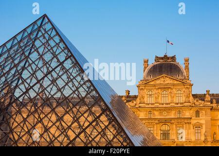 France, Paris, région classée au Patrimoine Mondial de l'UNESCO, la pyramide du Louvre par l'architecte IM Pei et façade de la Cour Napoléon Banque D'Images