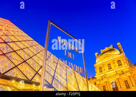 France, Paris, région classée au Patrimoine Mondial de l'UNESCO, la pyramide du Louvre par l'architecte IM Pei et façade de la Cour Napoléon Banque D'Images