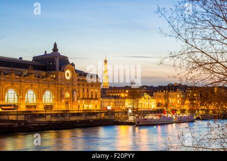 France, Paris, les bords de Seine classés au Patrimoine Mondial par l'UNESCO, le musée d'Orsay et la Tour Eiffel illuminée en arrière plan (⌐ SETE-Illuminations Pierre Bideau) Banque D'Images