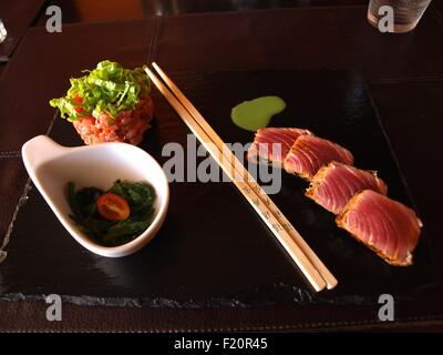 Thon poêlé, tartare de thon, salade d'algues et Banque D'Images