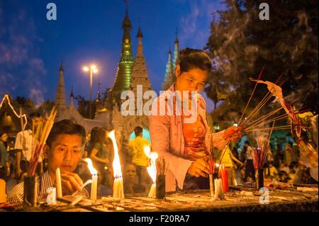 Myanmar (Birmanie), division de Yangon, Yangon, district de Kandawgyi, Shwedagon Pagoda, les pèlerins Banque D'Images
