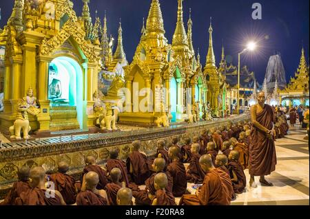 Myanmar (Birmanie), Division de Yangon, Yangon, la colline de Singuttara, cour de la pagode Shwedagon, Pèlerins en prière Banque D'Images