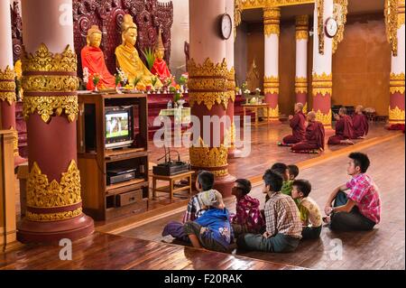 Myanmar (Birmanie), l'État de Shan, PAO, la tribu de Naung Kae, les enfants de regarder la télévision dans le monastère Banque D'Images