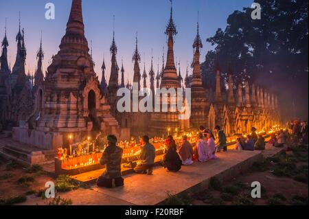 Myanmar (Birmanie), l'État de Shan, PAO, la tribu de Kakku, pèlerins priant pendant le festival de la pagode Kakku a organisé pour la pleine lune du mois de Tabaung calendrier birman Banque D'Images