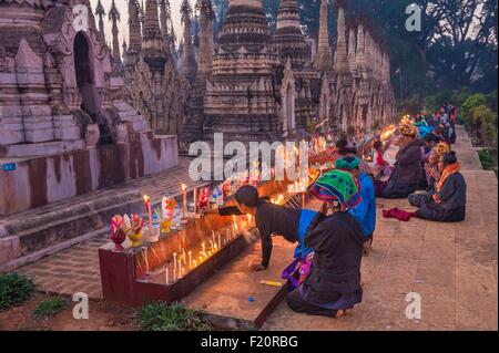 Myanmar (Birmanie), l'État de Shan, PAO, la tribu de Kakku, pèlerins priant pendant le festival de la pagode Kakku a organisé pour la pleine lune du mois de Tabaung calendrier birman Banque D'Images