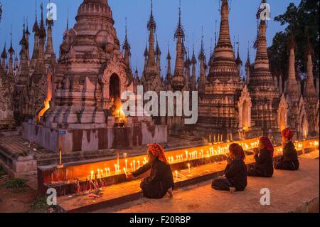 Myanmar (Birmanie), l'État de Shan, PAO, la tribu de Kakku, pèlerins priant pendant le festival de la pagode Kakku a organisé pour la pleine lune du mois de Tabaung calendrier birman Banque D'Images
