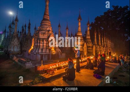 Myanmar (Birmanie), l'État de Shan, PAO, la tribu de Kakku, pèlerins priant pendant le festival de la pagode Kakku a organisé pour la pleine lune du mois de Tabaung calendrier birman Banque D'Images