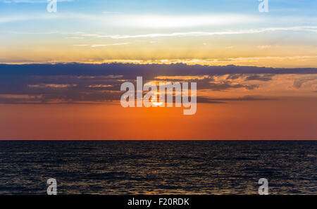 Belle aube de la fin de l'été avec des couleurs chaudes et sombres mer calme Banque D'Images